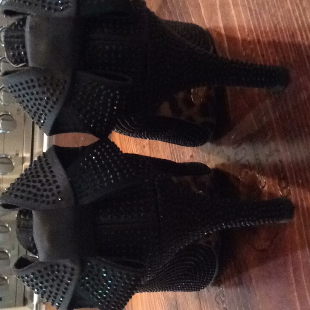 Betsey Johnston black bow heels